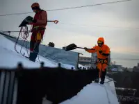 Сброс снега. Очистка крыш от снега и наледи