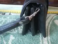 Компактная черная кожаная чистая малая Барсетка 15x10x7 см  Langnika Italy Италия  Сзади место для ремня, фотография 9