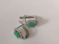 Серебряные серьги с зеленым изумрудом и цирконием, фотография 2