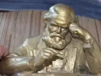 Скупка предметов старины СССР (бюсты бронзовые, вымпелы, проч.)
