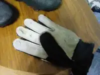 Продаю бутцы и перчатки