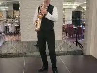 Саксофонист на праздник
