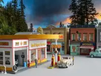 Макет бензоколонки + модель автомобиля. Масштаб 1/64