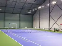 Теннисные и сквош корты.