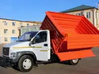 Вывоз мусора на газоне