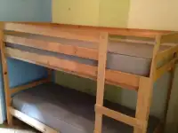 двух ярусная деревянная кровать. В отличном состоянии. Б/У
