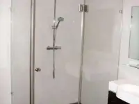 Стеклянные душевые перегородки