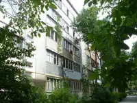 Продается 2-комнатная квартиpa в Ессентуках, 1 мкр, ул. Октябрьская, металло-пластиковые окна, натяжные потолки, паркет,