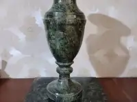 Продаётся ваза из природного камня змеевик