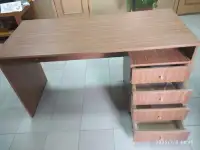 Письменный стол с двумя тумбами.
