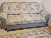 Продам диван в отличном состоянии, раскладывается вытягивая от спинки . Цвет бежевый.