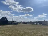 Участок в обжитом поселке, деревня Медуши