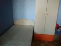 шкаф и кровать с матрасом