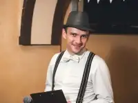 Поющий ведущий Иван Агафонов.