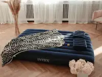 Новый матрас надувной 152х203х25 с подушками и насосом в комплекте, фотография 4