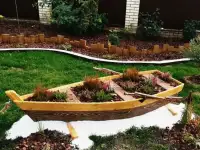 Клумба из лодки