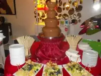 Шоколадный фонтан — отличное украшение для любого праздника!