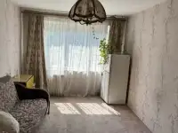 Продам двухкомнатную около школы ул.Парашютная 66 а