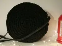 Вязаная круглая сумочка ручной работы