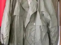 Новый  длинный мужской плащ  пастельного оттенка   напоминающий хаки  100  хлопок РазмерXXL  На рост 175 -