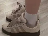 Женские кроссовки фирмы Adidas