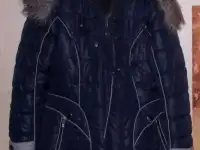 Пуховик чёрный зима жен. С капюш.