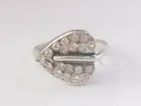 Серебряное кольцо-лист с фианитами