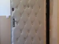Обивка дверей экокожей. Теплозвукоизоляция. Замки.