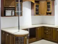 Новая классическая кухня из массива дуба цвета орех в наличии