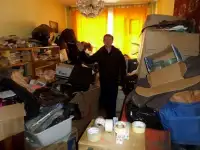 Сбор мусора в мешки Вынос вывоз мусора, фотография 4