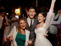 Ведущая и певица на праздник. Подарок-клип-песня про молодоженов!, фотография 5