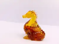 Янтарные фигурки драконов