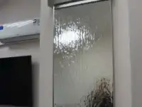 Интерьерный водопад по стеклу, зеркалу, камню, фотография 3