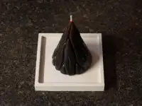 Свеча из пчелиного воска Вулкан с подставкой из гипса квадрат, фотография 2
