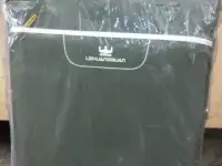 Продам новые чемоданы на колесиках.