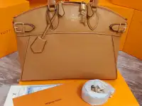 Сумка женская Louis Vuitton Lock It MM светло-коричневая, фотография 10