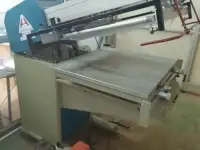 Полуавтоматический станок сеткографической печати.