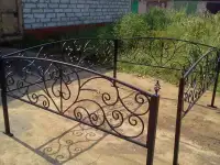 Ограды на кладбище. Кованые кресты, столики, лавочки., фотография 6