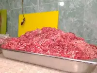 Оказываем услуги по изготовлению домашнего фарша, шашлыка, купат под заказ из Вашего мяса