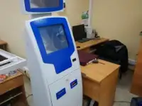 Платежный терминал с экраном для рекламы.