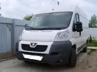 Водитель с микроавтобусом