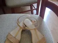 Новые кожаные босоножки.