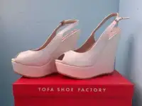 Босоножки на танкетке беленькие