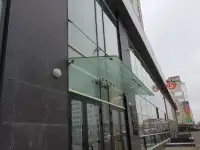 Стеклянные козырьки навесы  монтаж  изготовление