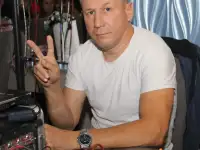 Диджей-звукорежиссер  с оборудованием.