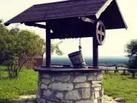 Домик для колодца деревянный