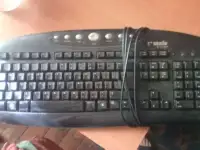Продам  2 клавиатуры и мышку