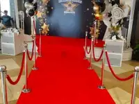 Золотые столбики и красная дорожка в аренду