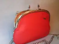 Маленькая кожаная сумочка кораллового цвета авторская