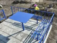 Оградки, столы, лавочки, кресты на кладбище.